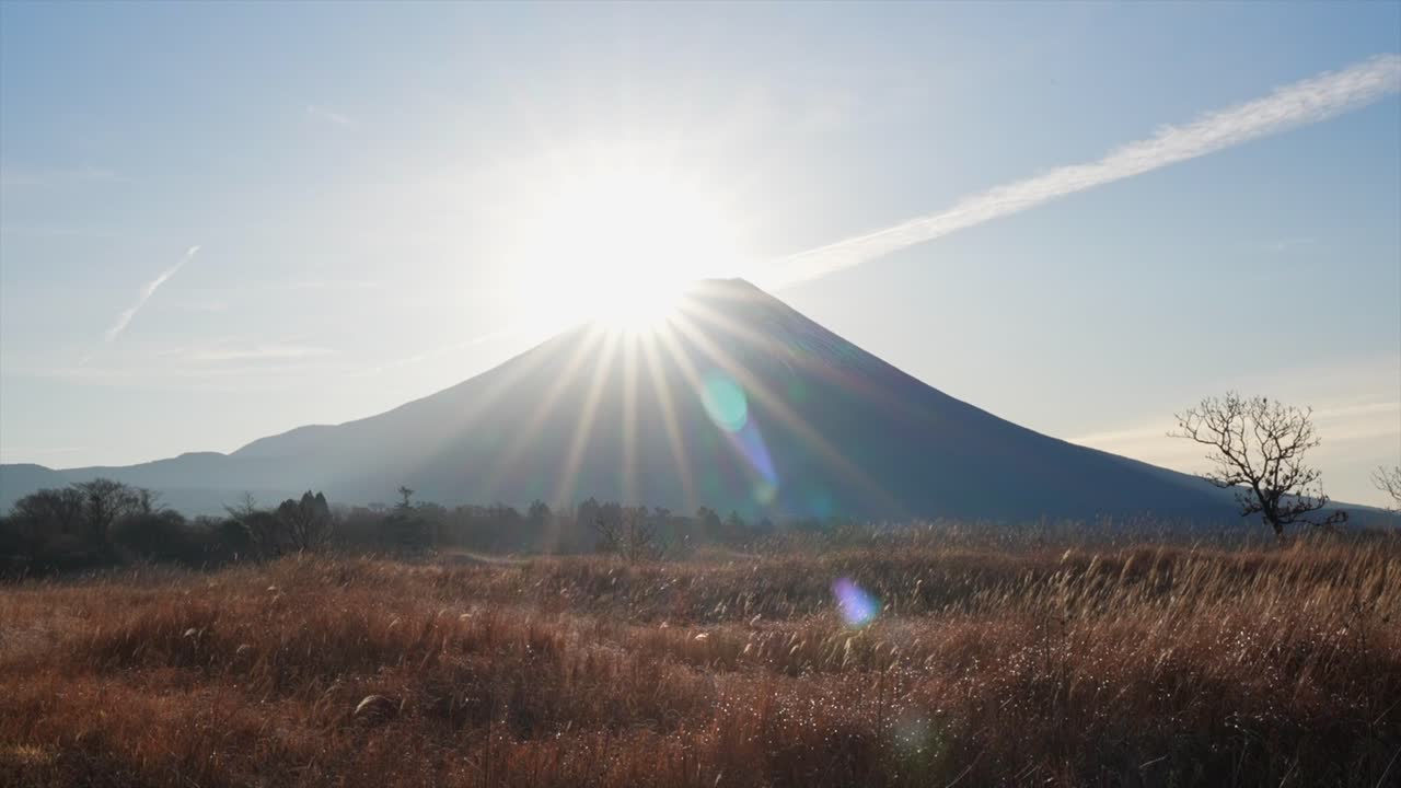 Selang waktu efek Fuji Berlian di Jepang. Matahari terbit di atas Gunung Fuji.