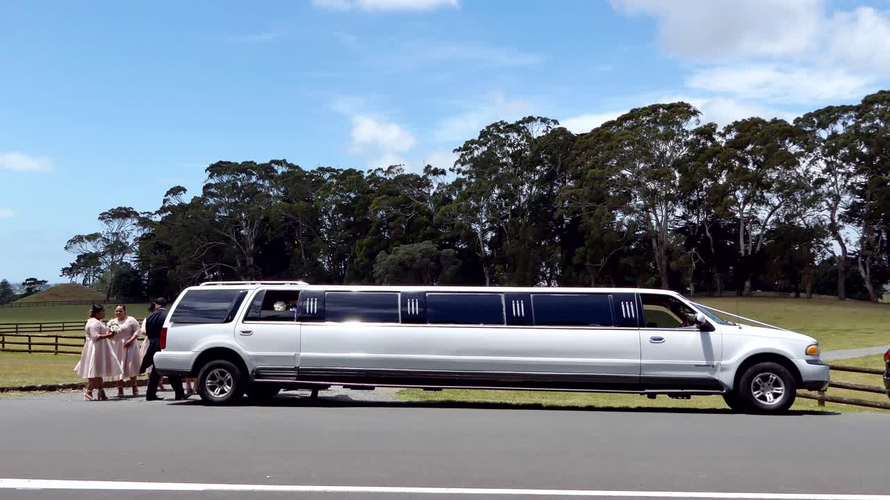 foto de coche de bodas blanco o limusina