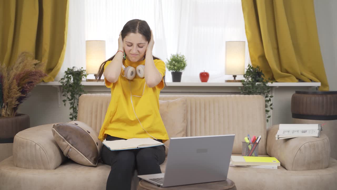 침 ⁇ 을 요구하는 여성 학생.