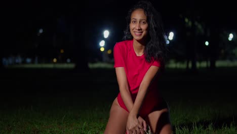 Con-Una-Pelota-De-Fútbol-En-La-Mano,-Una-Joven-En-Bikini-Disfruta-De-La-Noche.