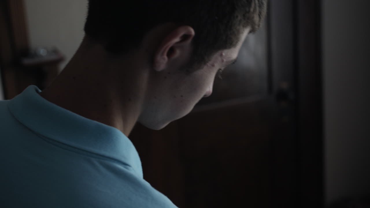 청년, 10대 소년, 고등학생, 배낭을 꾸리다