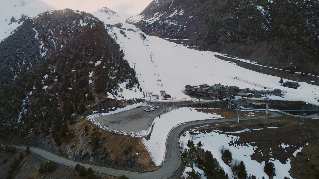 los drones dan vueltas y se acercan a la base de la estación de esquí que vuelan hacia las montañas nevadas