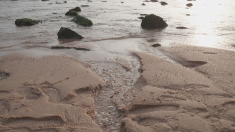 Ein-Strand-Während-Der-Sonnenuntergangsstunde