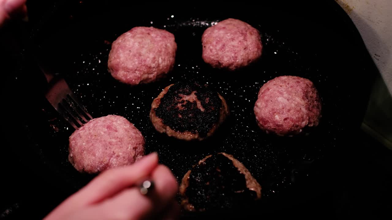 집에서 만든 둥근 은 고기 코틀을 요리합니다.