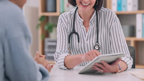 hospital, tableta y médico de consulta de la mujer