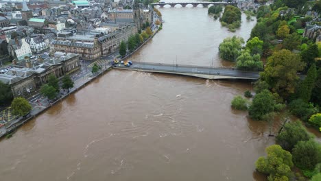 Queen&#39;s-Bridge-über-Dem-Fluss-Tay-Wird-Wegen-Katastrophaler-Überschwemmungen-Geschlossen-–-8