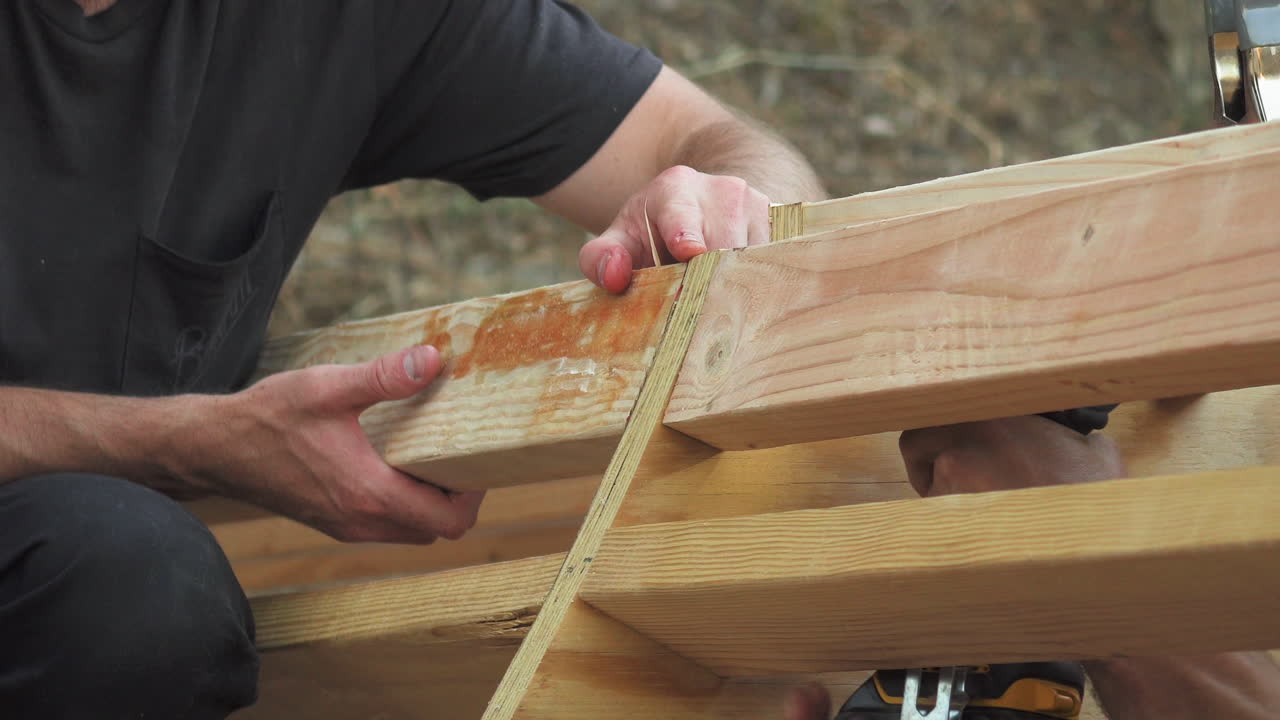 atornillar tablero de madera, escena de construcción de mini rampa, primer plano