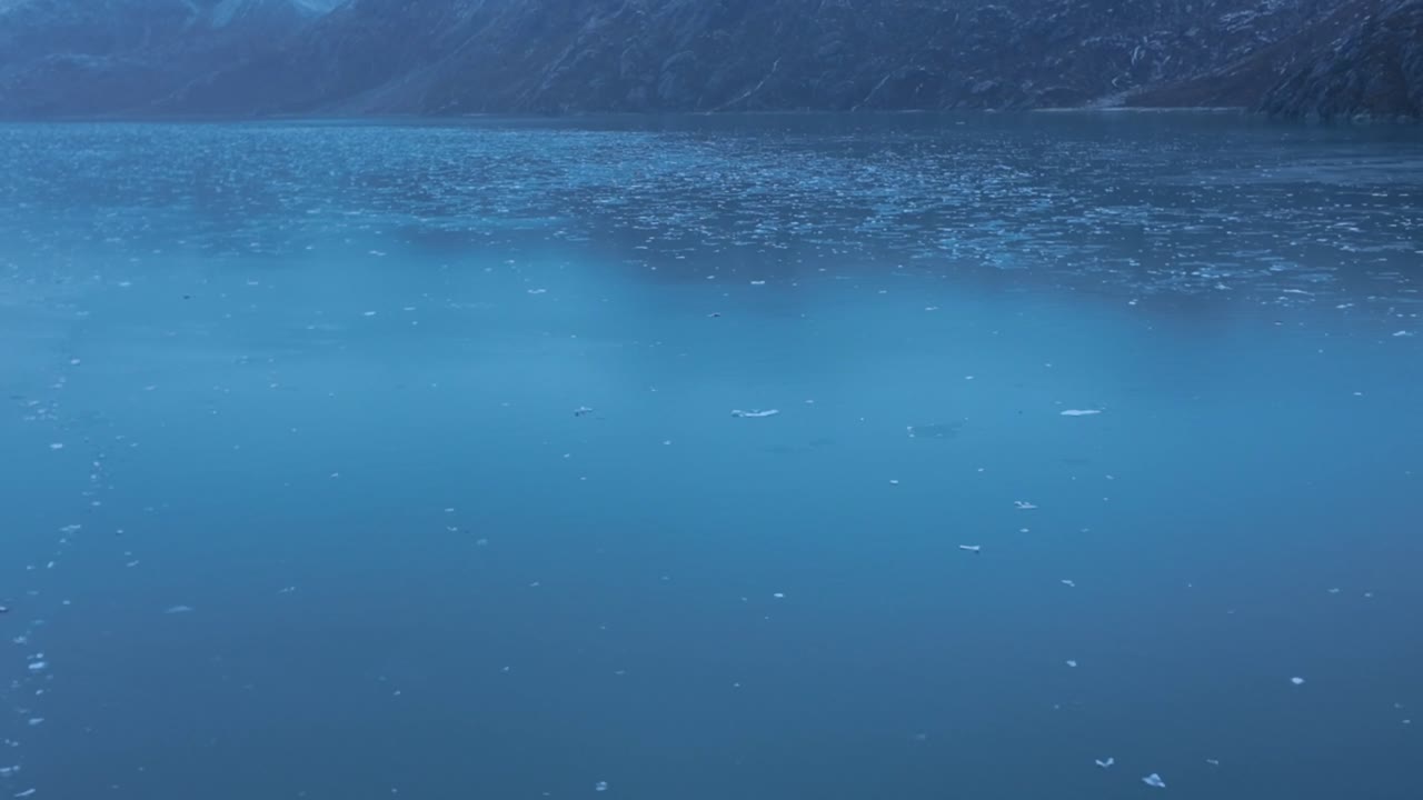 Gimbal-laajakuva jäisistä vuorista kylmänä, synkkänä aamuna Glacier Bayssa, Alaskassa. 4K