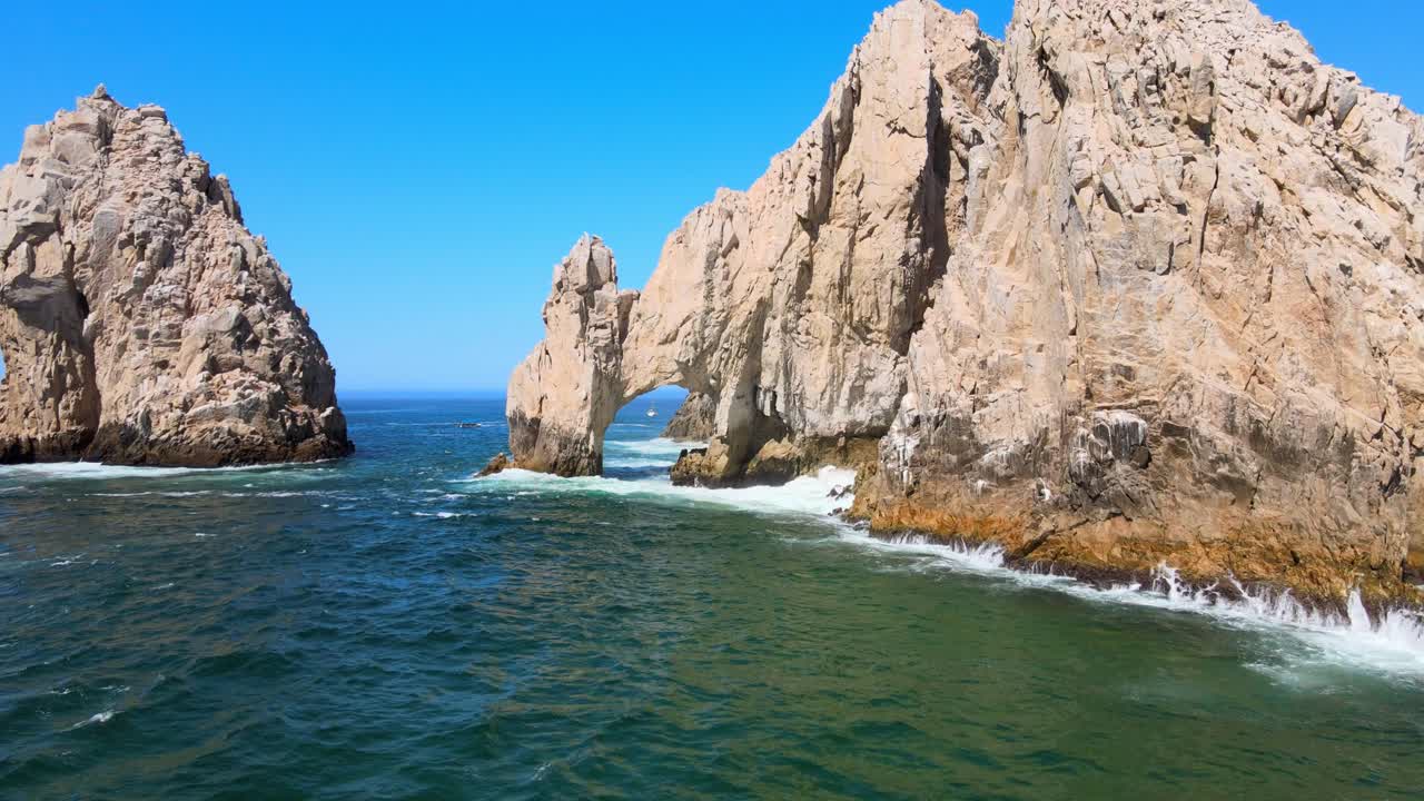 olas chocando contra las rocas en los cabos vista aérea, bcs mexico