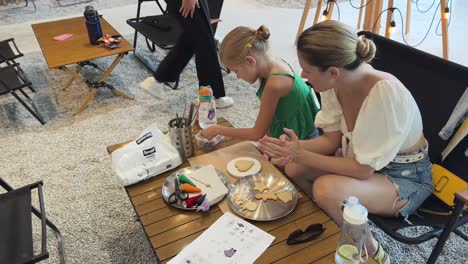 mother and daughter cookie decorating class