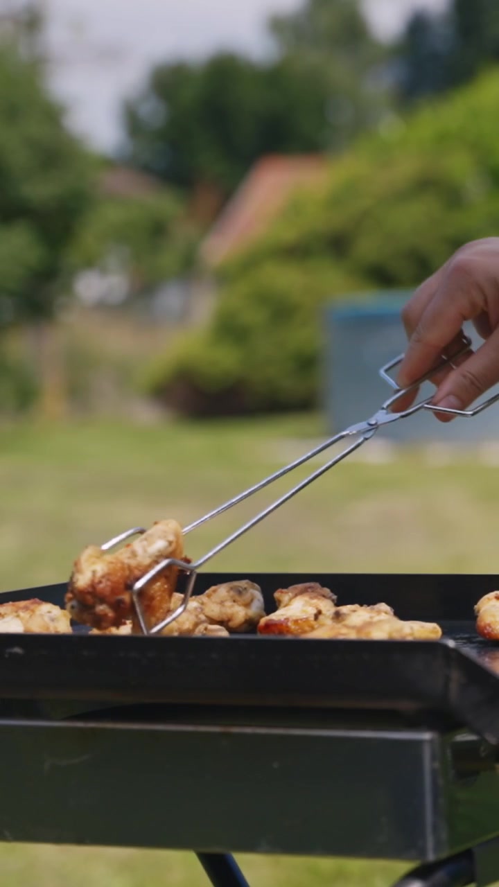 Frango suculento grelhando em uma churrasqueira em um quintal ensolarado, filmado como um vídeo vertical nítido perfeito para celular, stories, reels ou plataformas sociais