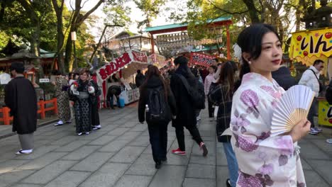 visitantes con trajes tradicionales en un festival de santuario