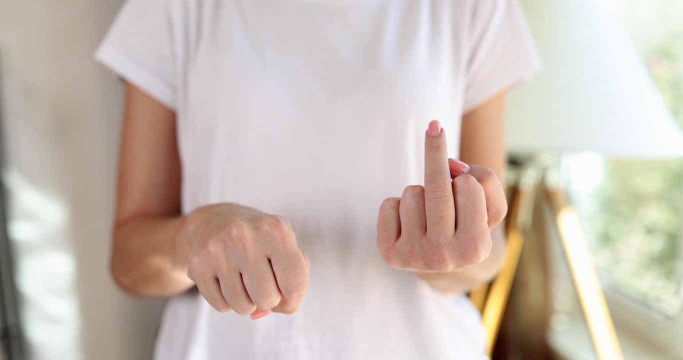 Una mujer hace un gesto obsceno en cámara lenta
