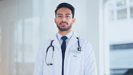 un profesional médico que se ve orgulloso