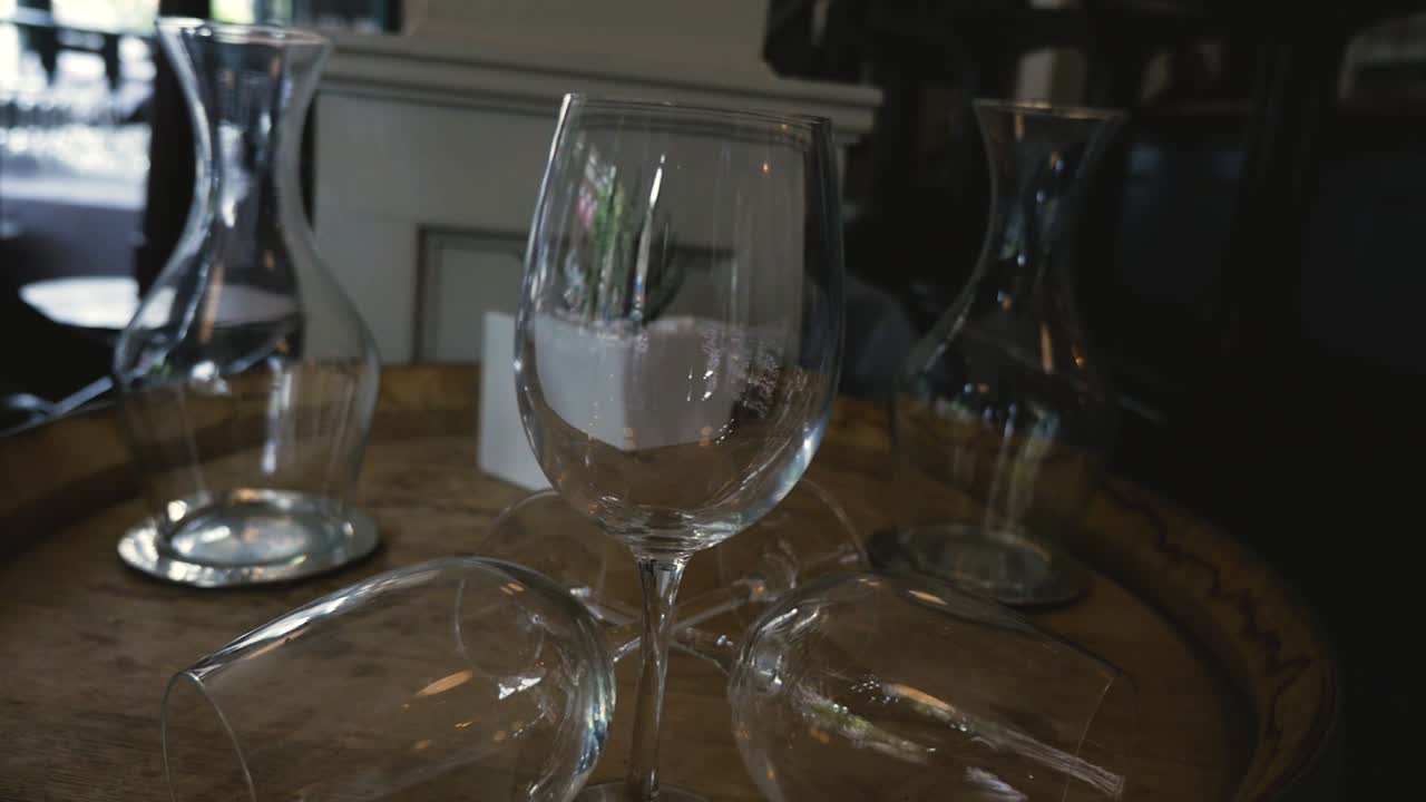 copos de vinho em um barril de carvalho como decoração em um restaurante requintado meio apertado constante câmera lenta inclinando para a direita