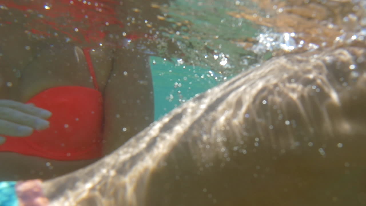 niño pequeño buceo en el mar