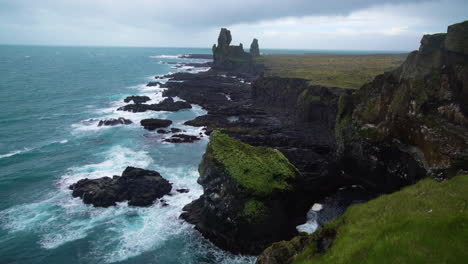 londrangar dans le parc national de snaefellsnes, en islande.