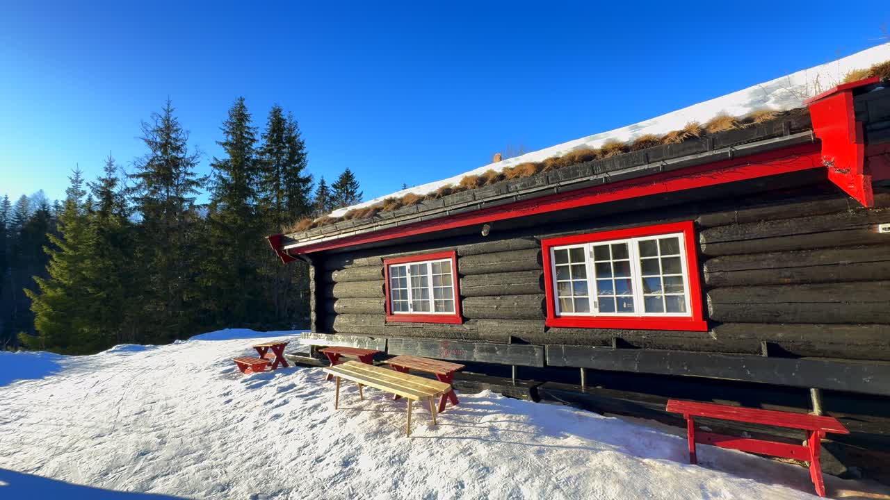Holmenkollen Toppsesteret Skimore Oslo cross country skiing picturesque Red cabins Norway Norge Ski Frognerseteren Frognerseteren afternoon arctic golden hour sunset rest stop pan to the left motion
