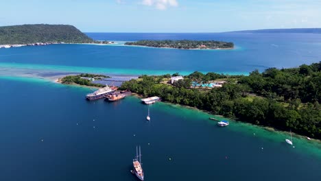 Luftdrohnenaufnahme-Von-Ifira-Island-Resort-Urlaubsziel-Yachten-Segelboote-Dock-Korallenriff-Reisetourismus-Port-Vila-Hafen-Südpazifische-Inseln-Vanuatu-4k