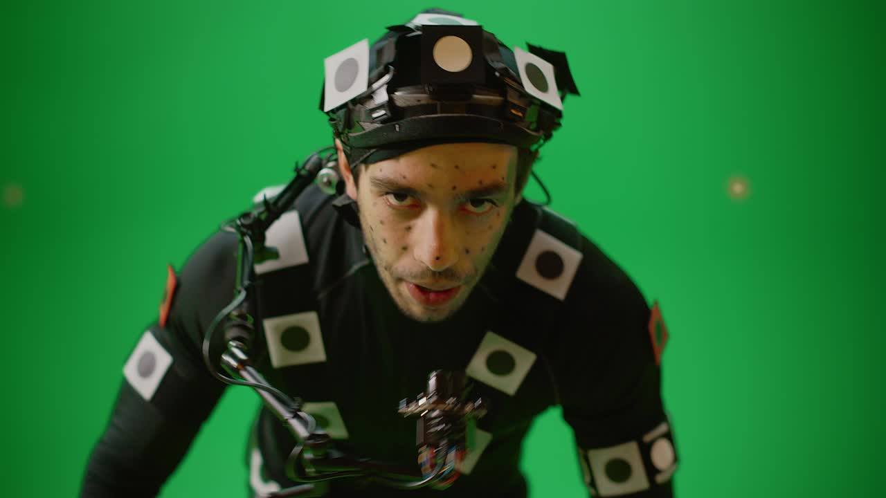 actor con traje de subtítulos de movimiento y equipo de cabeza actúa como un animal o un monstruo para la escena de pantalla verde de cgi. filmación de gran presupuesto en el set de estudio de cine rodando una película de éxito con llave de croma. primer plano