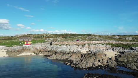 Die-Drohnenaufnahme-Beginnt-Mit-Einer-Person,-Die-Am-Ufer-Des-Coral-Beach-In-Ballyconneely-Steht,-Und-Gibt-Dann-Den-Blick-Auf-Das-Meer-Frei,-Luftaufnahmen