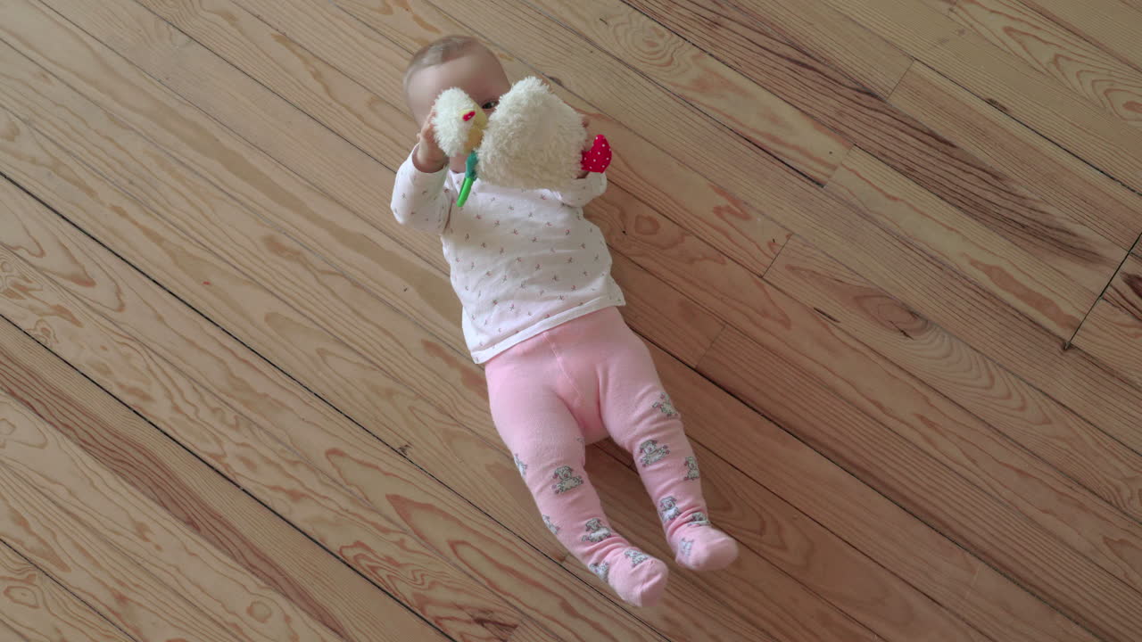 niña jugando en el suelo.