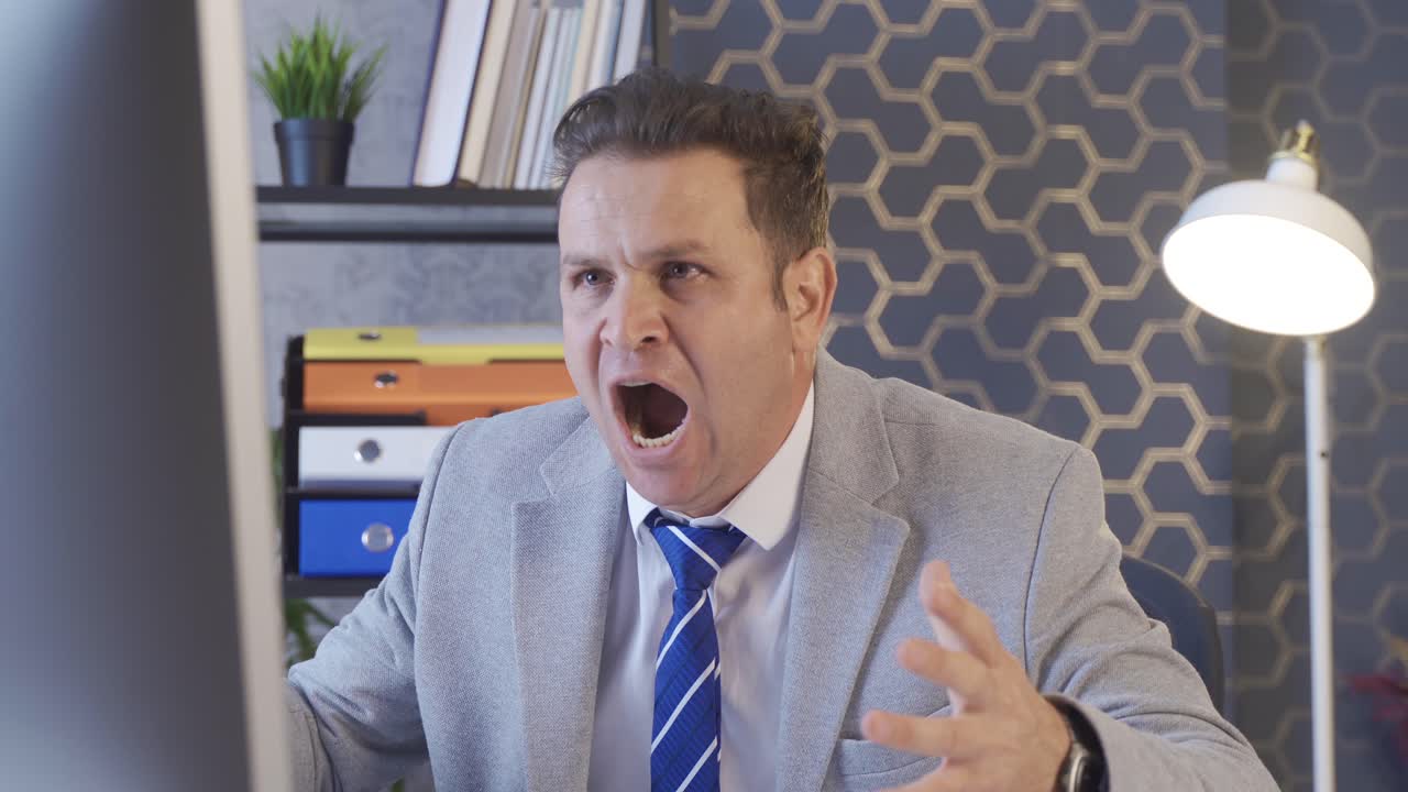 실패한 사무직 노동자. 사업가 컴퓨터를 보고 화가 납니다.