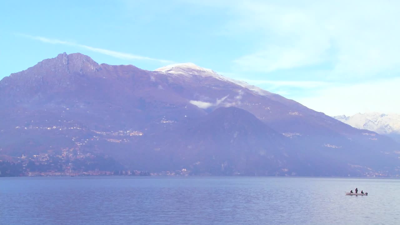 이탈리아 알프스를 배경으로 코모 호수 기슭에 있는 어선