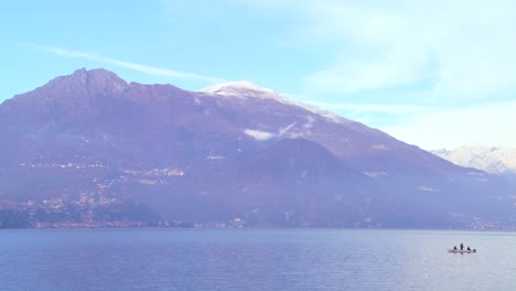 Un-Barco-De-Pesca-En-Las-Orillas-Del-Lago-De-Como-Con-Los-Alpes-Italianos-En-Segundo-Plano.