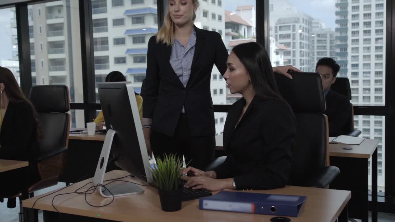 el joven líder da consejos a la joven trabajadora.