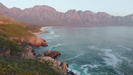 video de la hermosa vista de la costa del mar con olas y rocas