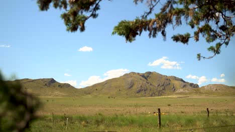 Tageslandschaft-Mit-Wunderschönen-Bergen-Und-Klarem-Blauen-Himmel---Weitwinkelaufnahme