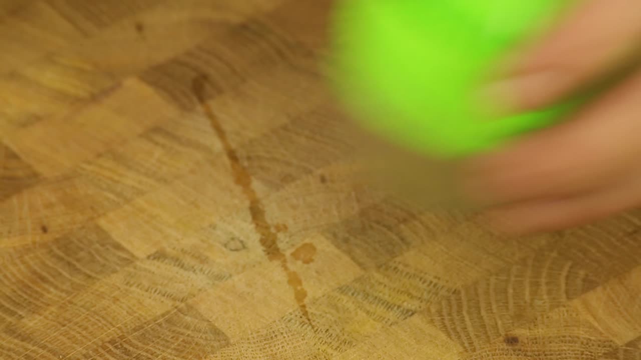 la mano del hombre exprime jugo de limón.