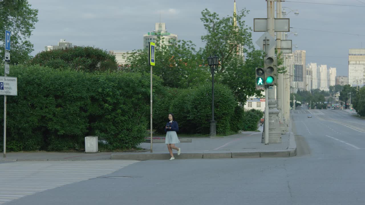 모스크바 의 한 거리를 가로지르는 소녀 들