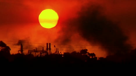 Rauch-Zieht-über-Den-Himmel-In-Einem-Industriegebiet-Während-Der-Goldenen-Stunde