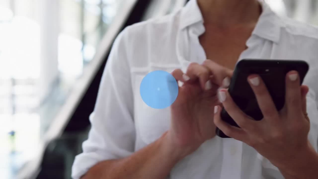 animación de la red de conexión con iconos sobre la mujer usando teléfono inteligente