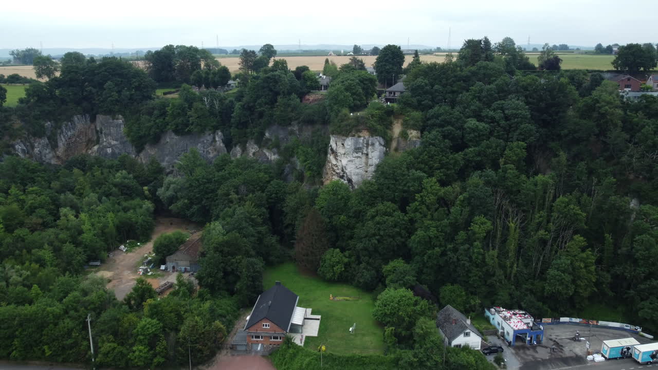 vista aérea de las casas y el bosque a lo largo de los acantilados
