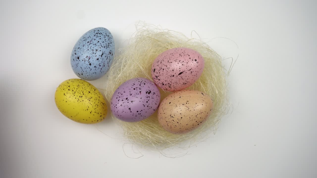 이스터의 상징, 다채로운 이스터 달, 그리고 모든 가정의 휴일.