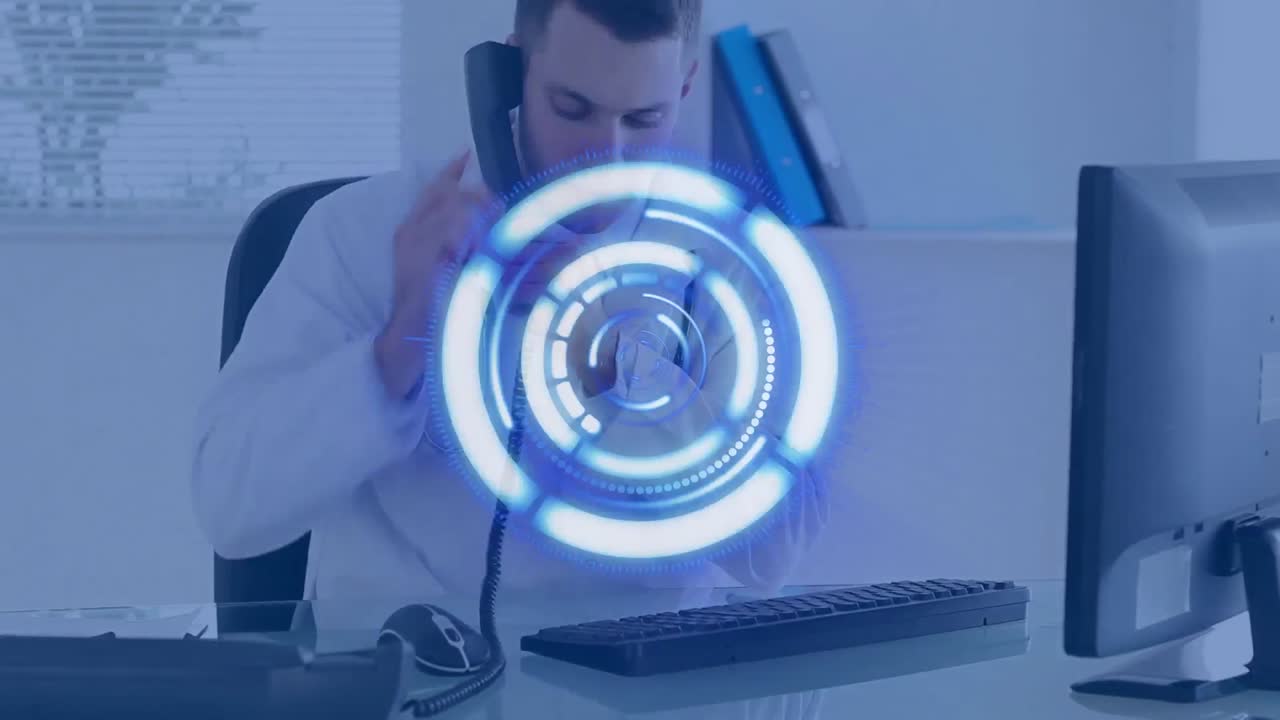 animación del escaneo del alcance sobre el médico masculino usando el teléfono