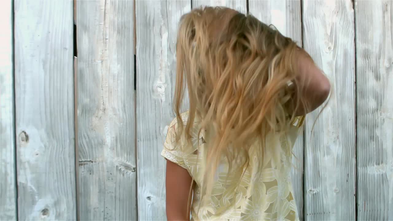 카메라에 미소 짓는 예쁜 소녀