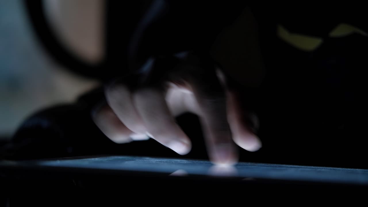 Persona che usa il tablet di notte