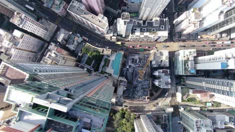 Rascacielos-Del-Centro-De-La-Ciudad-De-Hong-Kong-Y-Tráfico-Urbano,-Vista-Aérea