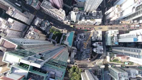 rascacielos del centro de la ciudad de hong kong y tráfico urbano, vista aérea