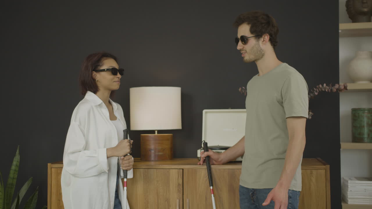 amigos ciegos en un apartamento