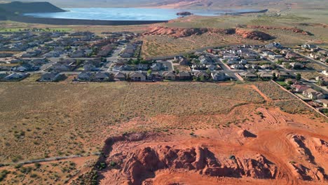 condado de washington, utah, estados unidos - la pintoresca vista de la ciudad del huracán bañada en la luz dorada de la hora antes de la puesta del sol - fotografía aérea de dron