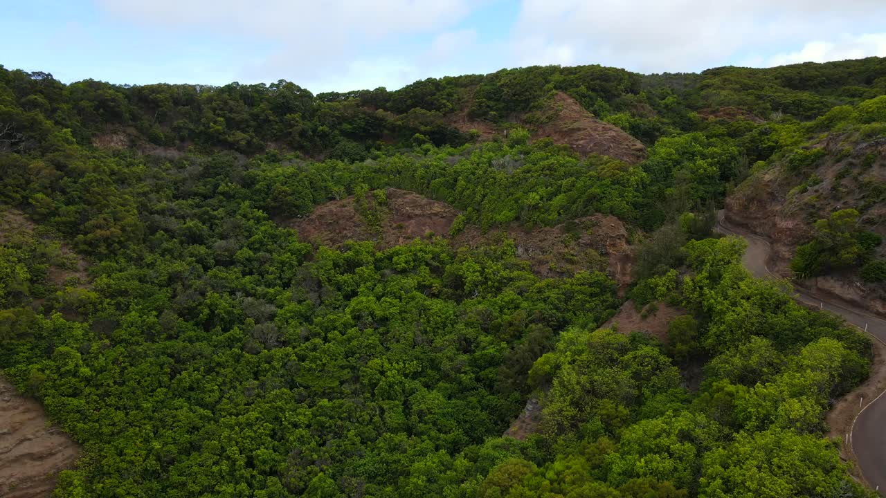 Vista aerea a ritroso che rivela la regione montuosa della Valle di Halawa alle Hawaii.