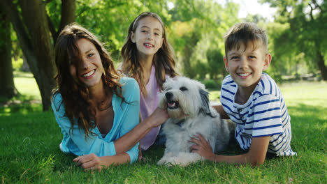 familia jugando con su perro en el parque