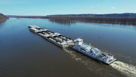 Ein-Schleppboot-Schiebt-Lastkähne-Auf-Dem-Mississippi-Nach-Norden-5