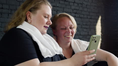 mujeres viendo videos en el interior