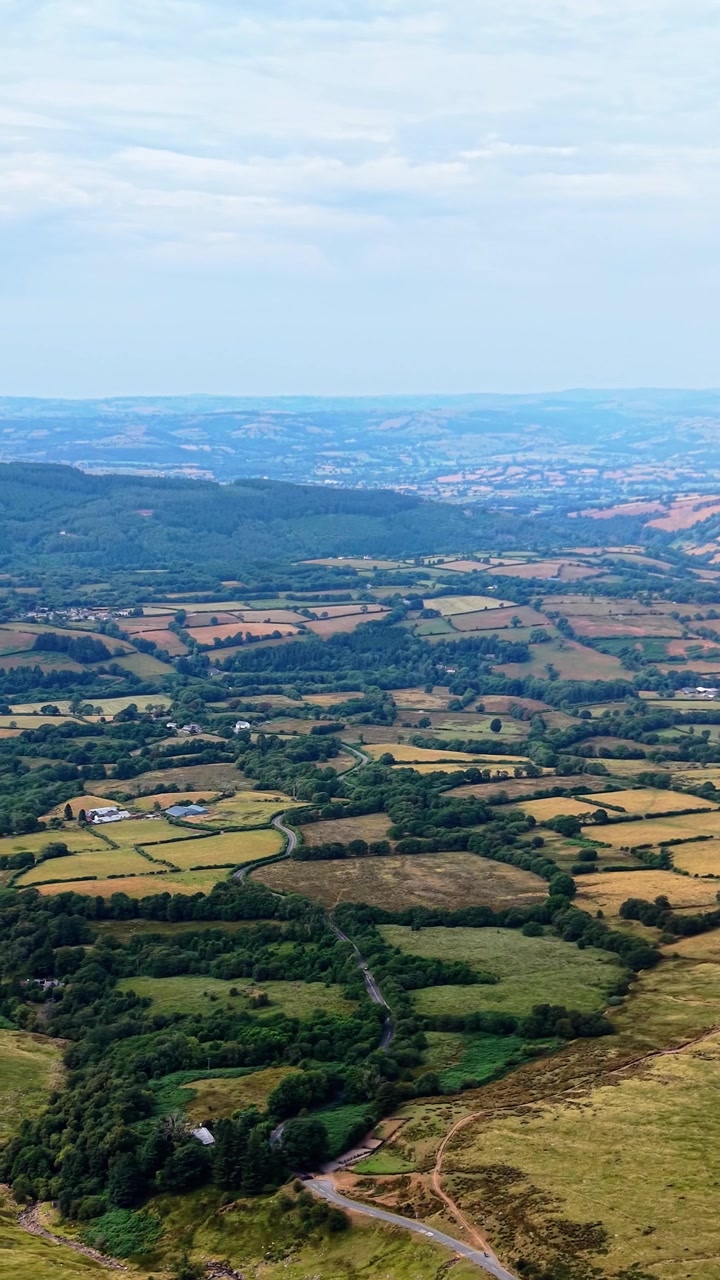 Verticale video luchtopname van droog landbouwgrond op het Britse platteland. Toont dorre grond, uitgedroogde weiden en beschadigde gewassen als gevolg van langdurige hittegolven en extreem weer.